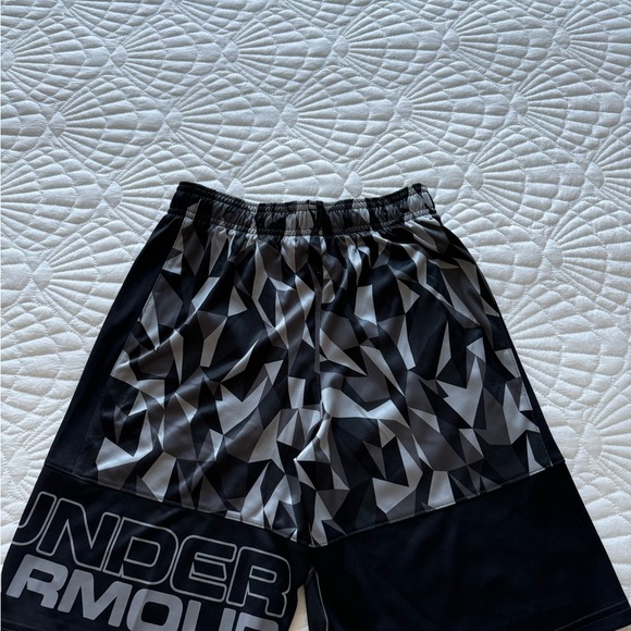 Under Armour Boys Shorts- Size Junior Medium - Picture 9 of 15
